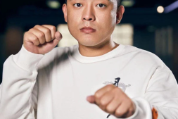 五尺男儿铁山靠三年快手直播,至暗岁月,百炼成钢,苦尽甘来